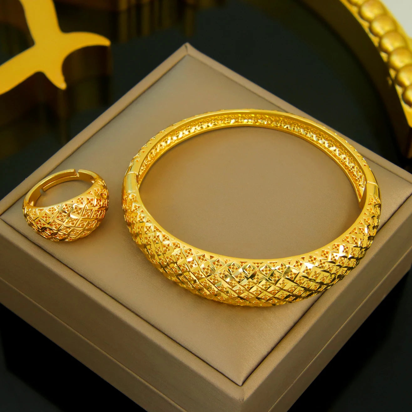 Bijoux de mariage nigérians Ensemble de bracelets et bagues Plaqué or 21 carats Bracelet et bagues turques classiques vintage Bijoux pour femmes à Dubaï pour tous les jours et les fêtes