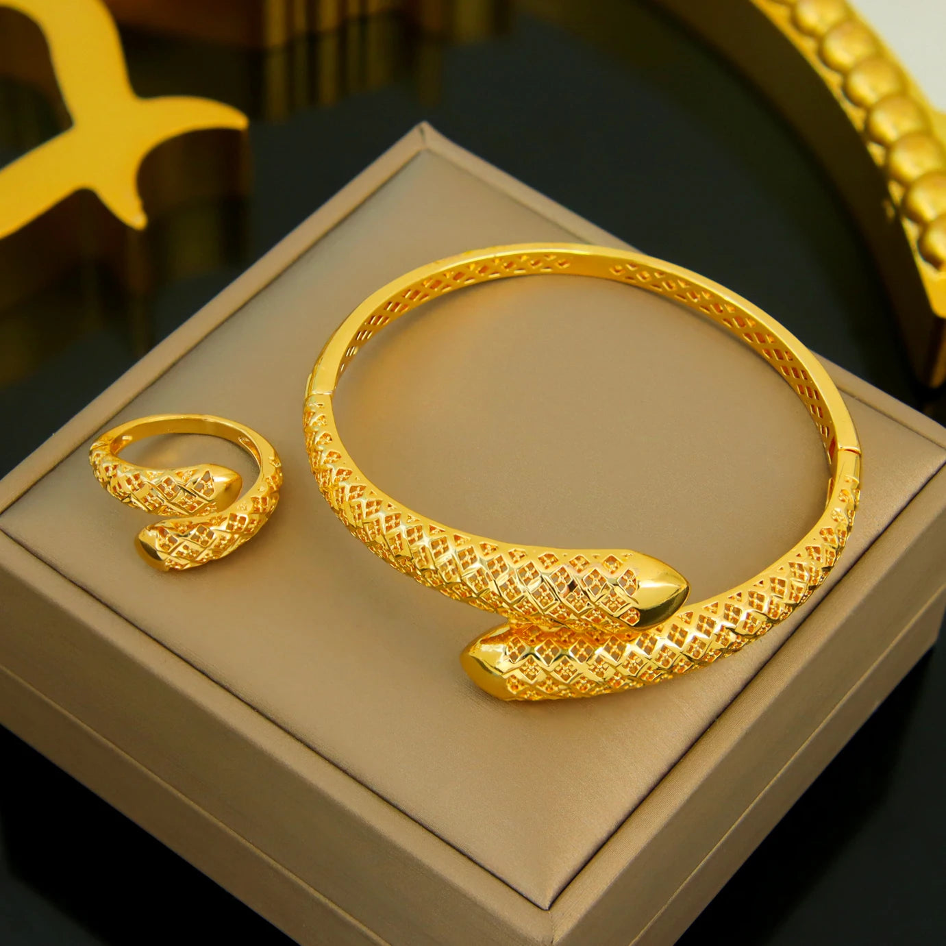 Bijoux de mariage nigérians Ensemble de bracelets et bagues Plaqué or 21 carats Bracelet et bagues turques classiques vintage Bijoux pour femmes à Dubaï pour tous les jours et les fêtes